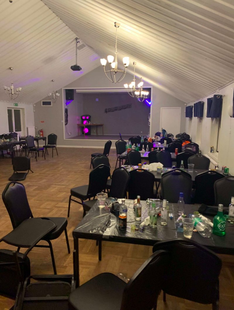 Misstänkt 17-årig flicka knivhögg två flickor på fest Misstänkt 17-årig flicka knivhögg två flickor på fest